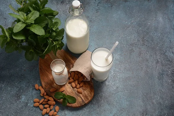 Arka Planda Badem Ile Cam Şişelerde Badem Sütü Vegan Günlük — Stok fotoğraf