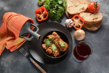 Chakhokhbili - geleneksel Gürcü yemeği. Tavuk taze kişniş domates ve otlar gürcü şarap bir şişe ile servis ile haşlanmış 