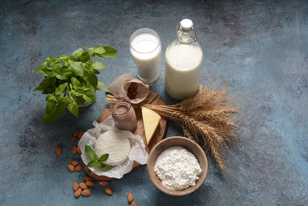 Arka planda badem fındık ile cam şişelerde Badem sütü. Vegan günlük kavramı. Shavuot Yahudi tatil gıda kavramı - süt ürünleri ve buğday , kopya alanı