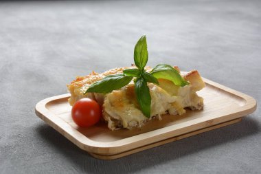 Cannelloni makarna ıspanak, mantar, ricotta ve sos beşamel ile doldurulmuş. İtalyan mutfağı. Shavuot Yahudi tatil için geleneksel gıda 