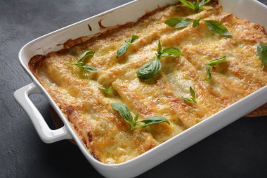 Cannelloni makarna ıspanak, mantar, ricotta ve sos beşamel ile doldurulmuş. İtalyan mutfağı. Shavuot Yahudi tatil için geleneksel gıda 