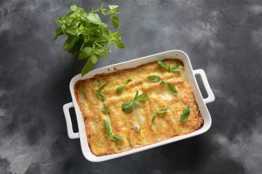 Cannelloni makarna ıspanak, mantar, ricotta ve sos beşamel ile doldurulmuş. İtalyan mutfağı. Shavuot Yahudi tatil için geleneksel gıda 
