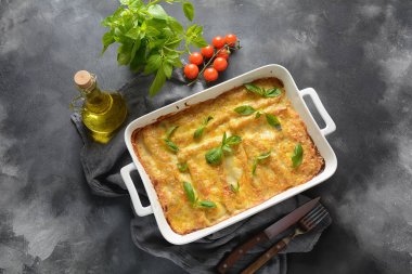 Cannelloni makarna ıspanak, mantar, ricotta ve sos beşamel ile doldurulmuş. İtalyan mutfağı. Shavuot Yahudi tatil için geleneksel gıda 