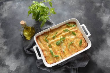Cannelloni makarna ıspanak, mantar, ricotta ve sos beşamel ile doldurulmuş. İtalyan mutfağı. Shavuot Yahudi tatil için geleneksel gıda 