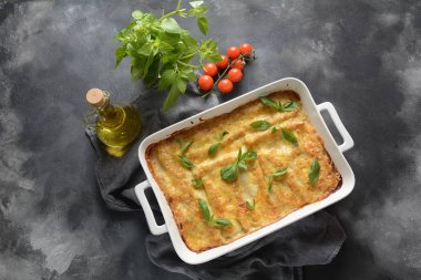 Cannelloni makarna ıspanak, mantar, ricotta ve sos beşamel ile doldurulmuş. İtalyan mutfağı. Shavuot Yahudi tatil için geleneksel gıda 