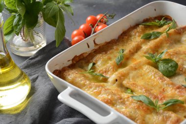 Cannelloni makarna ıspanak, mantar, ricotta ve sos beşamel ile doldurulmuş. İtalyan mutfağı. Shavuot Yahudi tatil için geleneksel gıda 