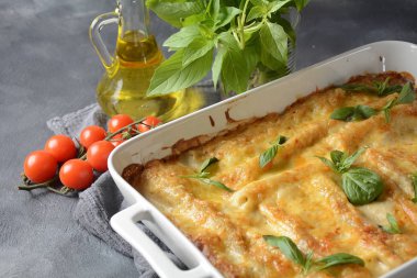 Cannelloni makarna ıspanak, mantar, ricotta ve sos beşamel ile doldurulmuş. İtalyan mutfağı. Shavuot Yahudi tatil için geleneksel gıda 