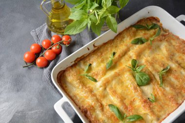 Cannelloni makarna ıspanak, mantar, ricotta ve sos beşamel ile doldurulmuş. İtalyan mutfağı. Shavuot Yahudi tatil için geleneksel gıda 