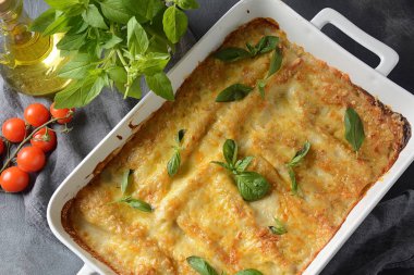Cannelloni makarna ıspanak, mantar, ricotta ve sos beşamel ile doldurulmuş. İtalyan mutfağı. Shavuot Yahudi tatil için geleneksel gıda 