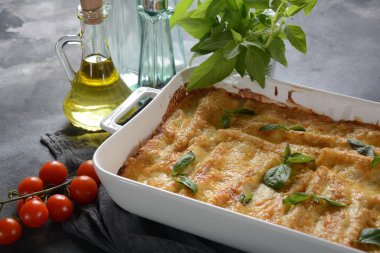 Cannelloni makarna ıspanak, mantar, ricotta ve sos beşamel ile doldurulmuş. İtalyan mutfağı. Shavuot Yahudi tatil için geleneksel gıda 