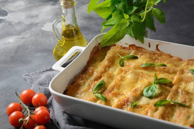 Cannelloni makarna ıspanak, mantar, ricotta ve sos beşamel ile doldurulmuş. İtalyan mutfağı. Shavuot Yahudi tatil için geleneksel gıda 