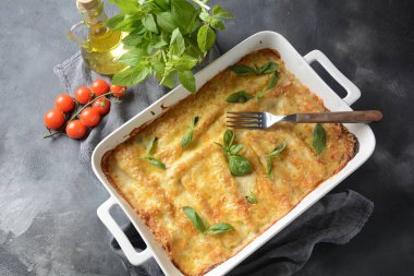 Cannelloni makarna ıspanak, mantar, ricotta ve sos beşamel ile doldurulmuş. İtalyan mutfağı. Shavuot Yahudi tatil için geleneksel gıda 