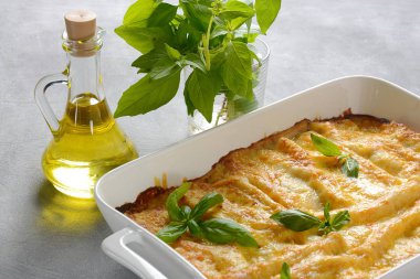 Cannelloni makarna ıspanak, mantar, ricotta ve sos beşamel ile doldurulmuş. İtalyan mutfağı. Shavuot Yahudi tatil için geleneksel gıda 