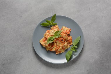 Domates soslu ravioli ve fesleğen, İtalyan mutfağı