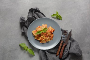 Domates soslu ravioli ve fesleğen, İtalyan mutfağı