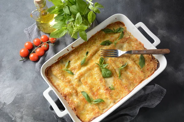 Cannelloni makarna ıspanak, mantar, ricotta ve sos beşamel ile doldurulmuş. İtalyan mutfağı. Shavuot Yahudi tatil için geleneksel gıda 