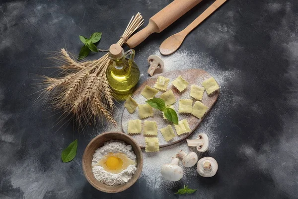 Italiensk Ravioli Med Champinjoner Basilika Mjöl Vete Olivolja Mörk Bakgrund — Stockfoto