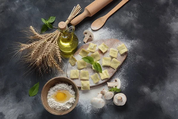 Italiensk Ravioli Med Champinjoner Basilika Mjöl Vete Olivolja Mörk Bakgrund — Stockfoto