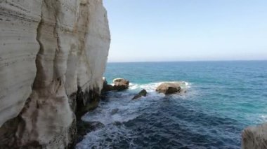 Rosh Ha Nikra. İsrail. Deniz dalgaları ve beyaz kaya. Lübnan ile Kuzey-Batı sınırında yer alan benzersiz bir turist cazibe