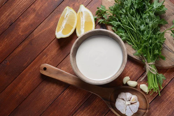 Molho Tahini Feito Sementes Gergelim Tigela Com Salsa Sobre Fundo — Fotografia de Stock