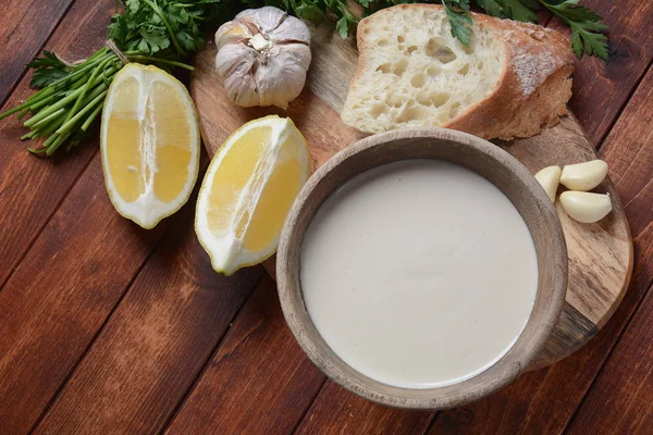 Tahin sosu ile ahşap kase maydanoz ile falafel topları. Vegan sağlıklı yiyecekler 