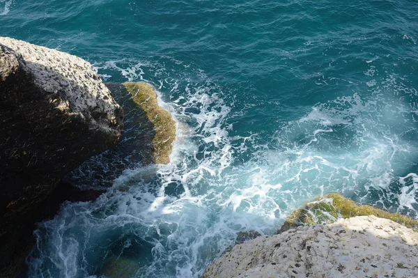 哈尼克拉以色列 海浪和白色岩石 位于与黎巴嫩的西北过境点的一个独特的旅游景点 — 图库照片