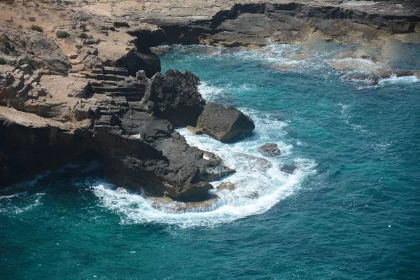 Rosh Ha Nikra. İsrail. Deniz dalgaları ve beyaz kaya. Lübnan ile Kuzey-Batı sınırında yer alan benzersiz bir turist cazibe