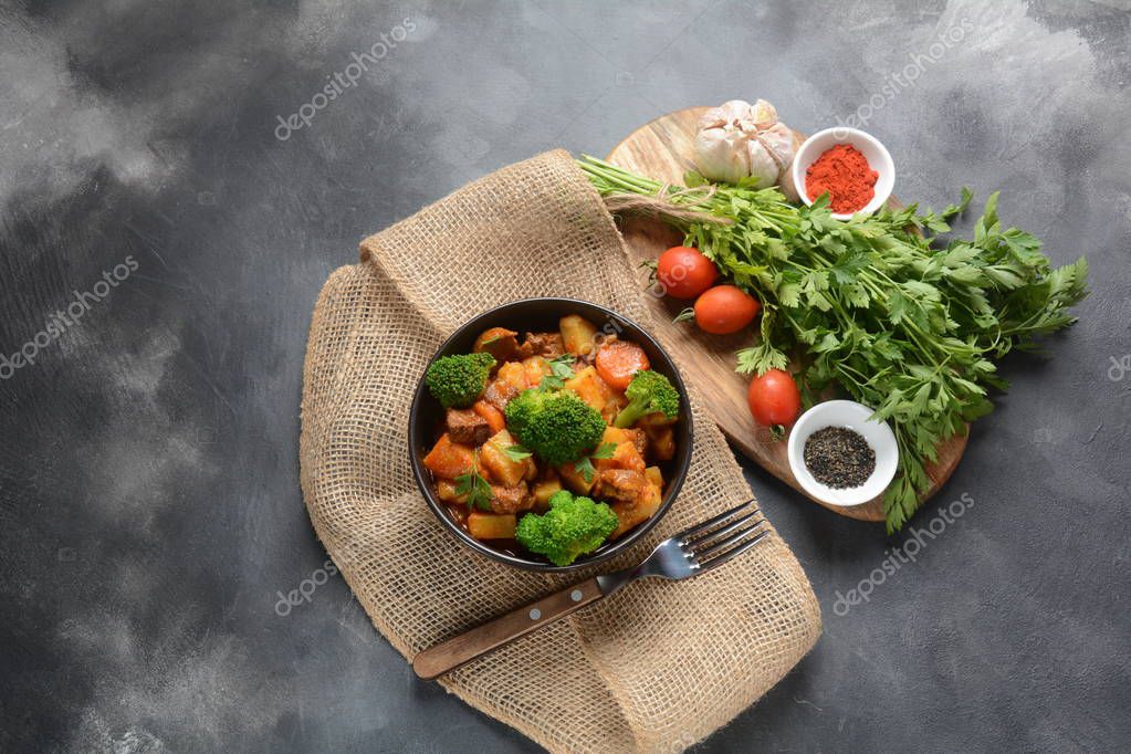 Guiso casero tradicional de carne de res húngara, Goulash con papas