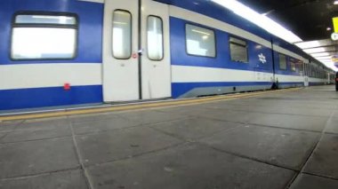 Tren bir istasyon platformuna geliyor. İsrail,Hayfa, İsrail demiryolu.