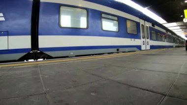 Tren kapıları kapatır ve istasyondan kalkar. İsrail, Hayfa, İsrail demiryolları.
