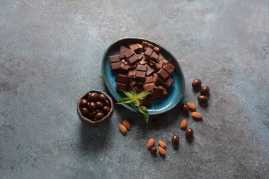 Tatlı için siyah ve kahverengi sütlü çikolata ve badem fındık