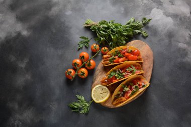 Izgara tavuk ve sebze ile Tacos - Meksika gıda tarzı