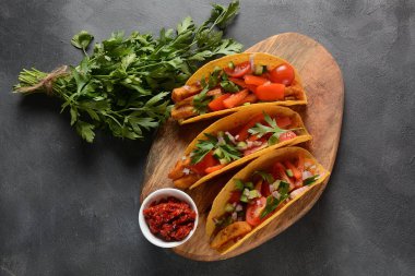 Izgara tavuk ve sebze ile Tacos - Meksika gıda tarzı