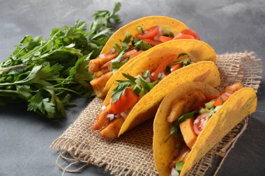 Izgara tavuk ve sebze ile Tacos - Meksika gıda tarzı