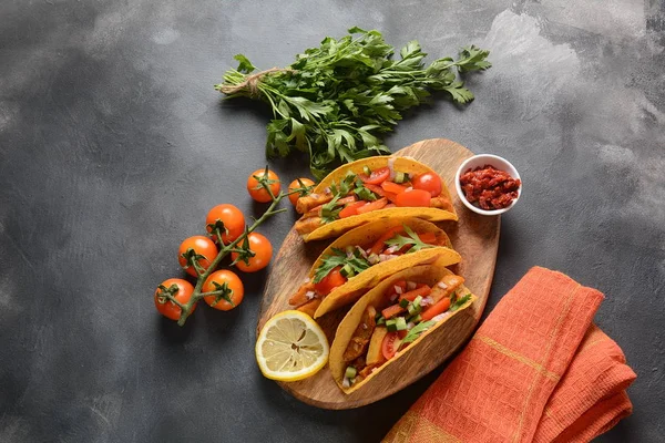 Tacos Con Pollo Verduras Parrilla Estilo Comida Mexicana —  Fotos de Stock