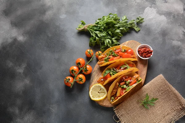 Tacos Con Pollo Verduras Parrilla Estilo Comida Mexicana —  Fotos de Stock