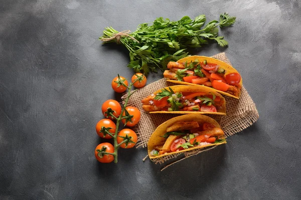 烤鸡和蔬菜的塔科斯 墨西哥美食风格 — 图库照片