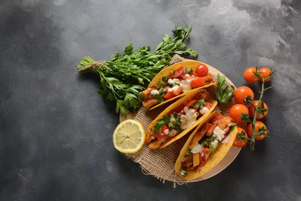 Tacos Con Pollo Verduras Parrilla Estilo Comida Mexicana —  Fotos de Stock