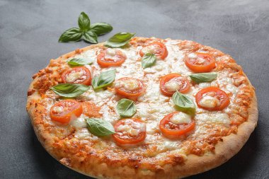 Eritilmiş mozzarella peyniri ve taze fesleğen ile süslenmiş domates ile ev yapımı İtalyan Napoli pizza Margherita