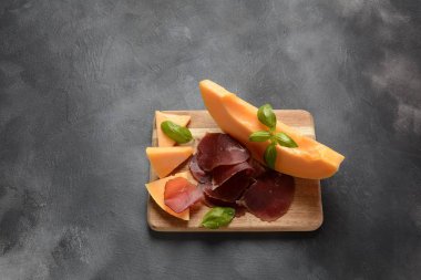 Brushetta veya geleneksel İspanyol tapas. İtalyan antipasti atıştırmalıkları ile mezeler. Kiraz domates, somon, krem peynir ile küçük sandviç çeşitleri. Prosciutto kavun ve fesleğen ile servis