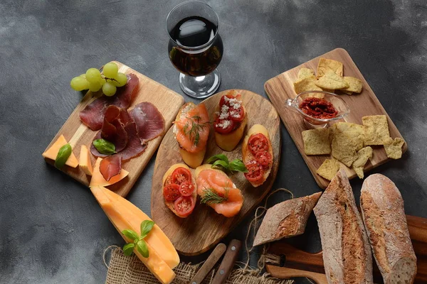 Brushetta Tapas Espanholas Tradicionais Aperitivos Com Lanches Antipasti Italianos Variedade — Fotografia de Stock