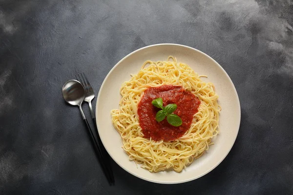 Klasyczne Włoskie Makarony Spaghetti Sosem Pomidorowym Bazylią Płycie Ciemnym Stole — Zdjęcie stockowe