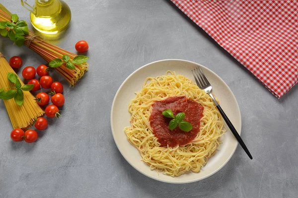 Klasszikus Olasz Spagetti Tészta Paradicsommártással Bazsalikomos Tányéron Sötét Asztalon — Stock Fotó