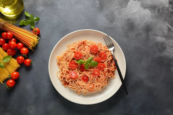 Класична Італійська Спагетті Макарони Томатним Соусом Базиліком Тарілці Темному Столі — стокове фото