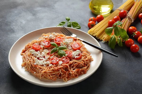 Klasyczne Włoskie Makarony Spaghetti Sosem Pomidorowym Mozzarellą Pomidorami Koktajlowymi Bazylią — Zdjęcie stockowe