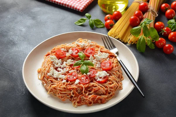 Klasyczne Włoskie Makarony Spaghetti Sosem Pomidorowym Mozzarellą Pomidorami Koktajlowymi Bazylią — Zdjęcie stockowe