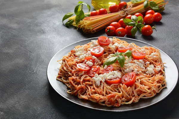 Klasyczne Włoskie Makarony Spaghetti Sosem Pomidorowym Mozzarellą Pomidorami Koktajlowymi Bazylią — Zdjęcie stockowe