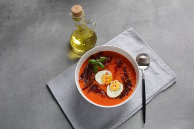Geleneksel Ispanyol Endülüs domates kremi çorbası Salmorejo bir kasede yumurta, jambon Jamon ile hizmet vermiştir. Yaz soğuk çorba konsepti 
