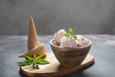 Dondurma ve waffle konileri. Ahşap bir kase içinde dondurma, nane yaprakları ile 