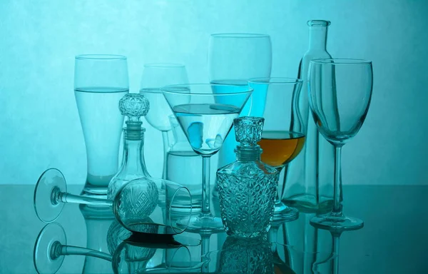 アルコール ソフトドリンク用の空の飲料グラスのコレクション — ストック写真